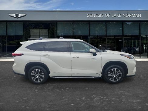 Used 2021 Toyota Highlander XLE AWD/4WD image 4