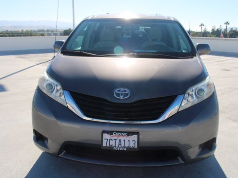 Used 2013 Toyota Sienna LE FWD image 7
