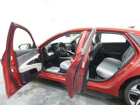 Used 2023 Hyundai Elantra Limited image 24