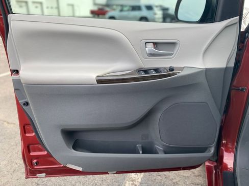 Used 2016 Toyota Sienna XLE w/ XLE Navigation Package image 19
