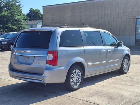 Used 2015 Chrysler Town & Country Touring-L w/ Driver Convenience Group image 27