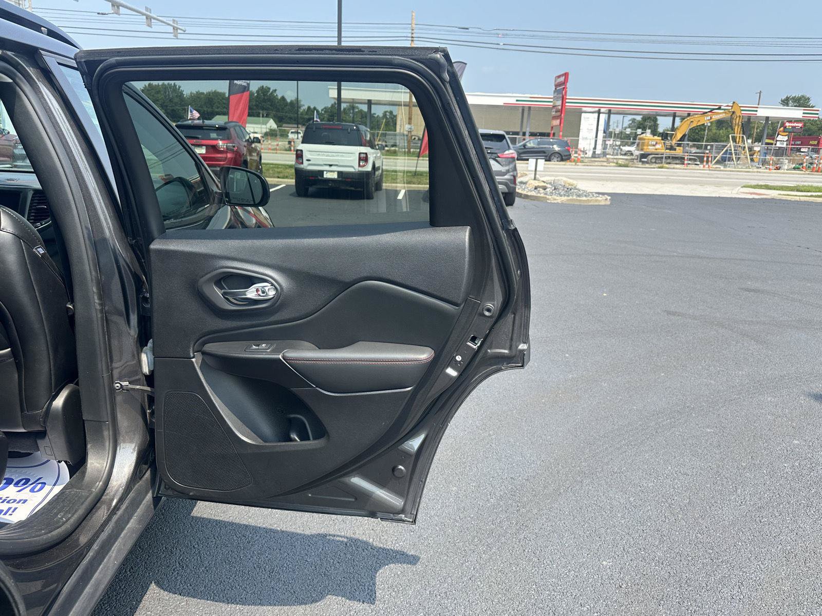 Used 2022 Jeep Cherokee Trailhawk AWD/4WD image 23