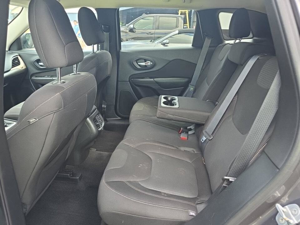 Used 2015 Jeep Cherokee Latitude w/ Cold Weather Group AWD/4WD image 10