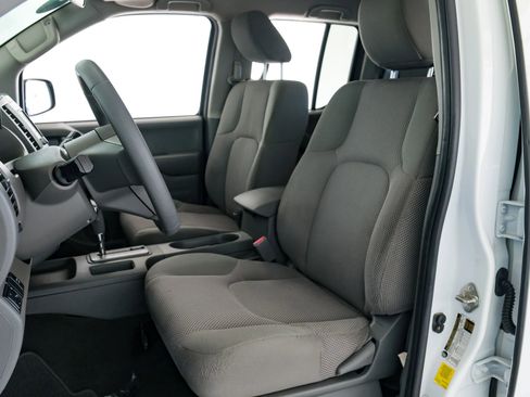 Used 2019 Nissan Frontier SV image 3
