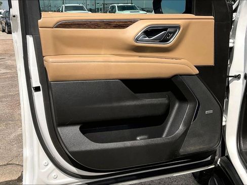 Used 2021 Chevrolet Suburban Premier w/ Premium Package AWD/4WD image 17