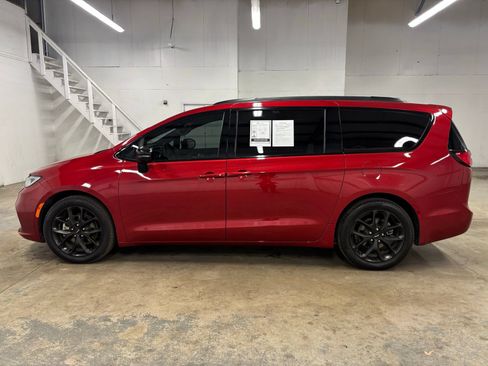 Used 2025 Chrysler Pacifica Limited FWD image 4