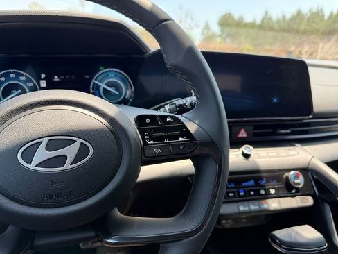 New 2025 Hyundai Elantra SEL image 13