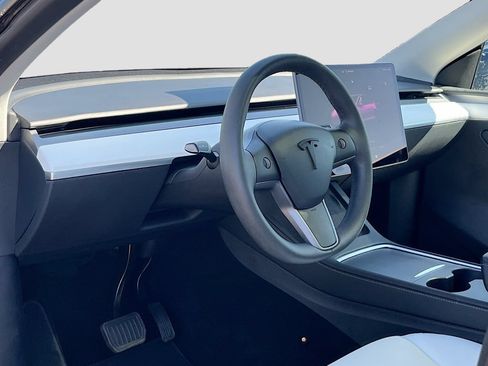 Used 2024 Tesla Model Y 2WD image 9