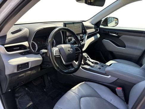 Used 2023 Toyota Highlander XLE FWD image 12