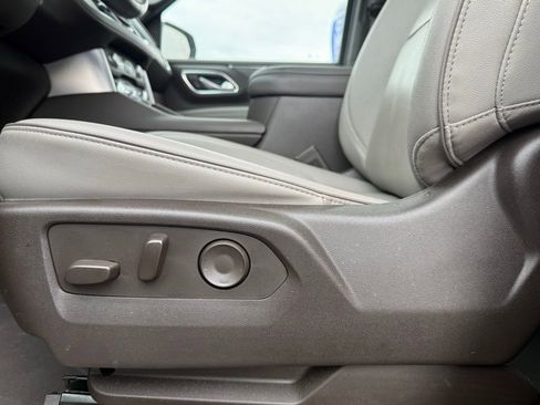 Used 2023 GMC Yukon SLT w/ SLT Premium Package image 9