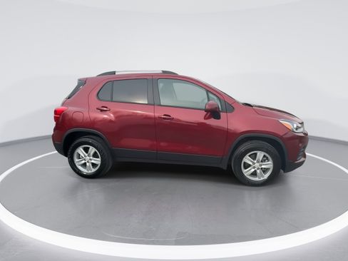 Used 2022 Chevrolet Trax LT w/ LT Convenience Package image 9