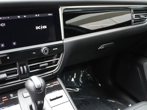 Used 2022 Porsche Macan image 14