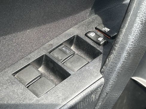Used 2018 Toyota Corolla LE FWD image 15