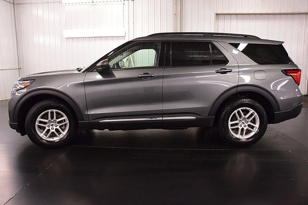 Used 2025 Ford Explorer Active AWD/4WD image 4