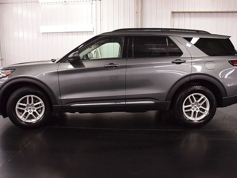 Used 2025 Ford Explorer Active AWD/4WD image 4