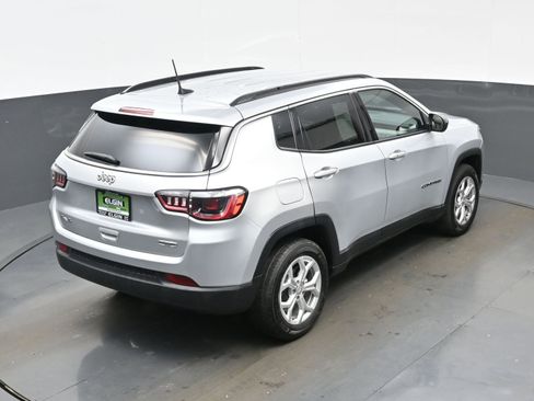 Used 2024 Jeep Compass Latitude image 32