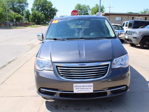 Used 2016 Chrysler Town & Country Touring-L FWD image 3