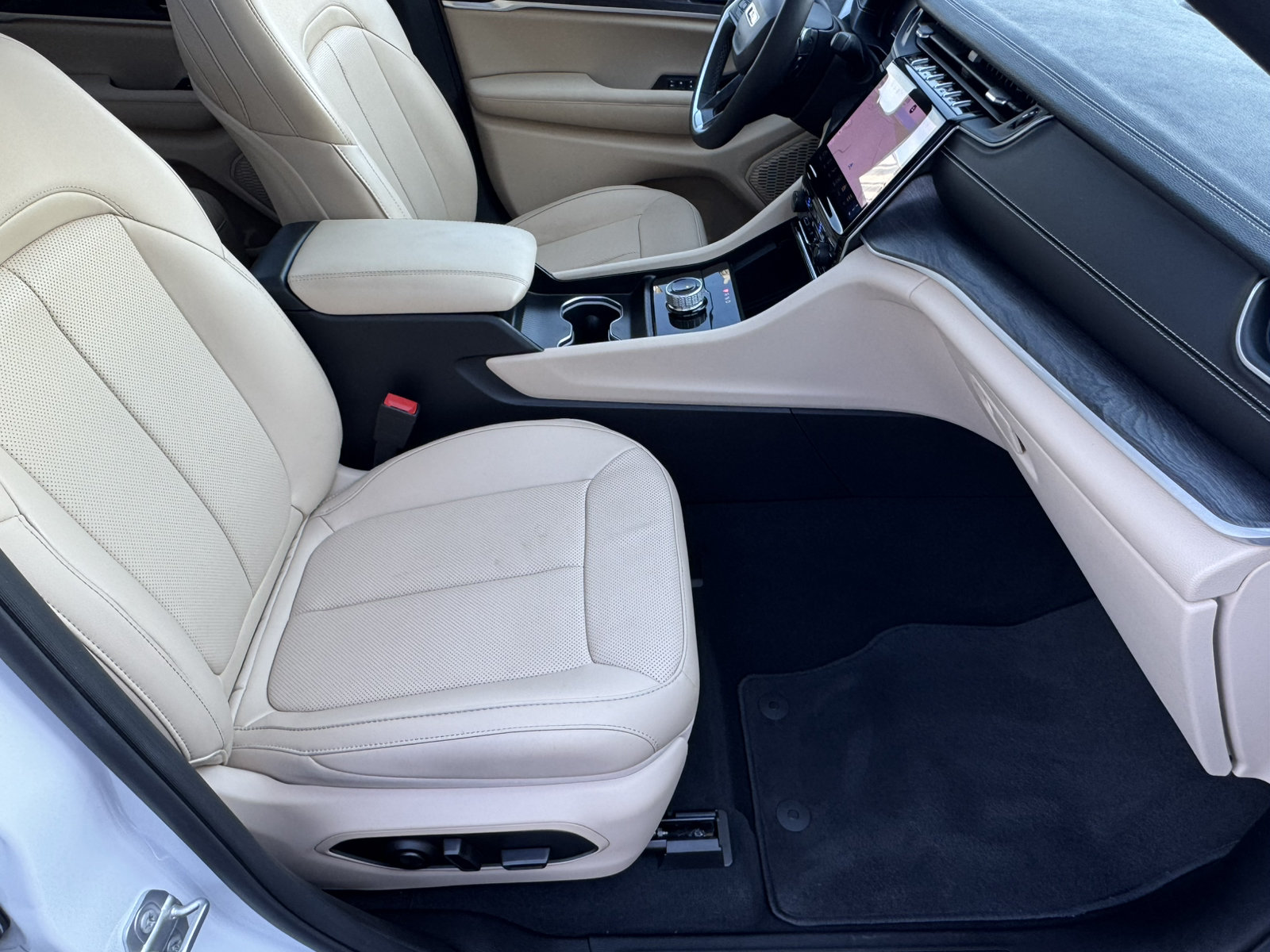 Used 2025 Jeep Grand Cherokee Limited w/ Luxury Tech Group II RWD image 16
