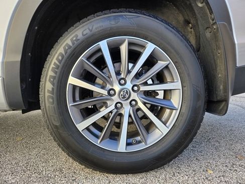 Used 2017 Toyota Highlander XLE image 24