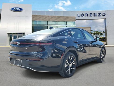 Used 2023 Toyota Crown Limited image 5