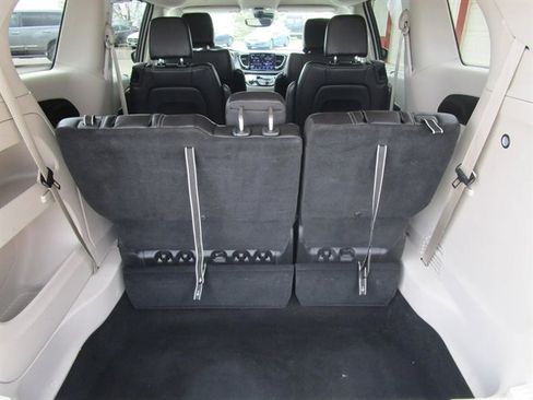 Used 2023 Chrysler Pacifica Touring-L FWD image 16