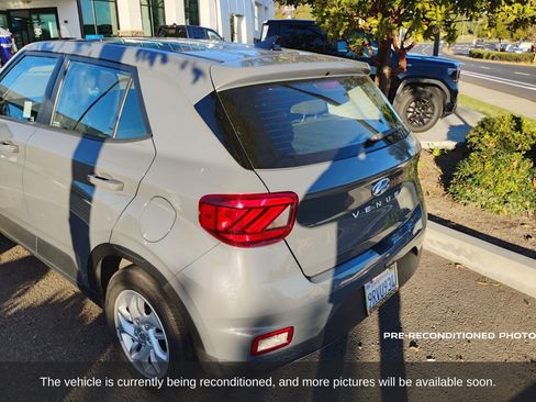 Used 2021 Hyundai Venue SE image 4