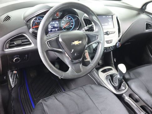Used 2018 Chevrolet Cruze LS image 9