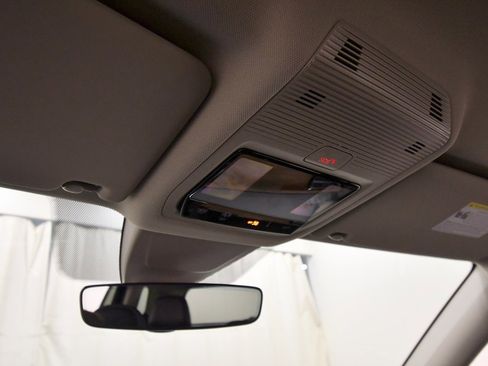 Used 2025 Volkswagen Atlas SE image 28