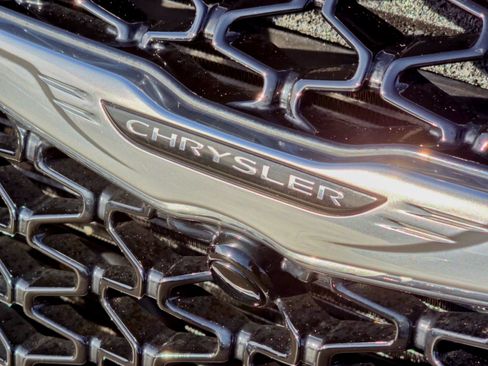 Used 2022 Chrysler Pacifica Touring-L FWD image 3