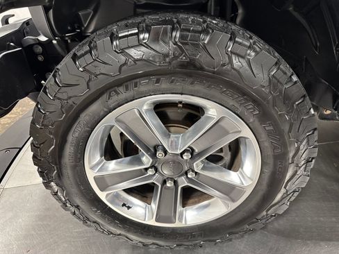 Used 2021 Jeep Wrangler Unlimited Sahara AWD/4WD image 2