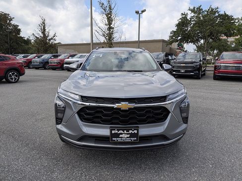 Certified 2025 Chevrolet Trax LT w/ LT Convenience Package FWD image 8