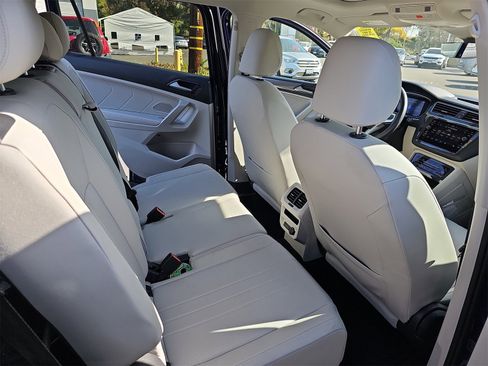Certified 2023 Volkswagen Tiguan SE w/ Panoramic Sunroof Package image 11