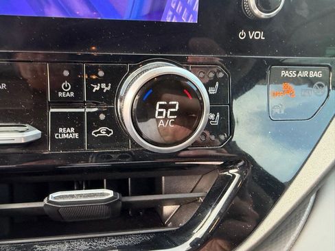 Used 2024 Toyota Highlander Limited AWD/4WD image 16