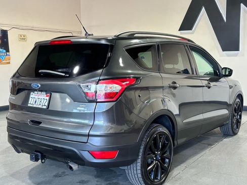Used 2017 Ford Escape SE w/ SE Sport Appearance Package image 5