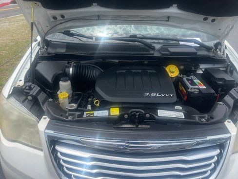 Used 2013 Chrysler Town & Country Touring FWD image 29