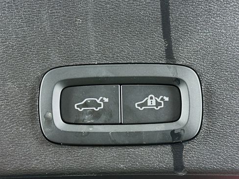 Used 2025 Volvo XC40 B5 Core image 30