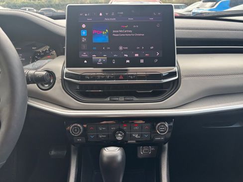 Used 2025 Jeep Compass Limited image 18