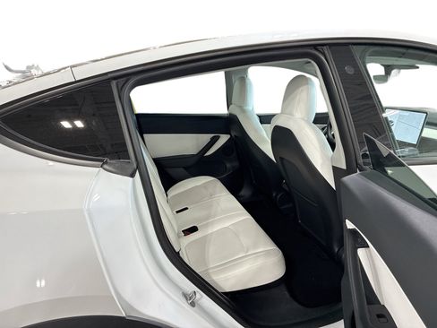 Certified 2022 Tesla Model Y Long Range AWD/4WD image 11