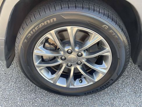 Used 2021 Jeep Cherokee Latitude Plus w/ Sun & Sound Group FWD image 9
