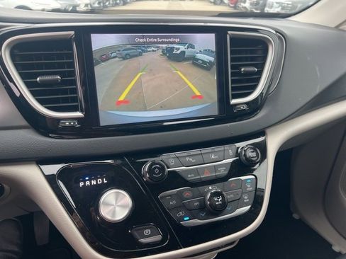 Used 2024 Chrysler Pacifica Touring-L image 11