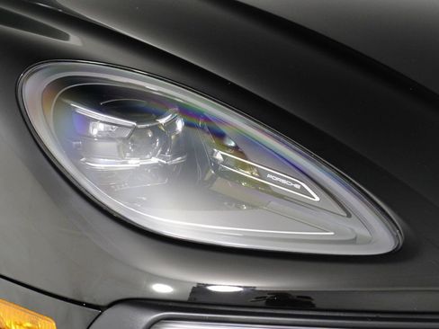 Certified 2023 Porsche Macan AWD/4WD image 28