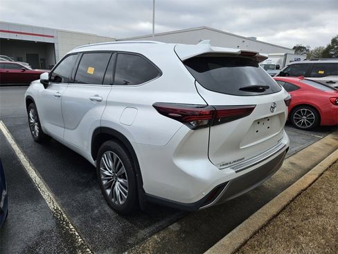 Used 2024 Toyota Highlander Platinum image 8