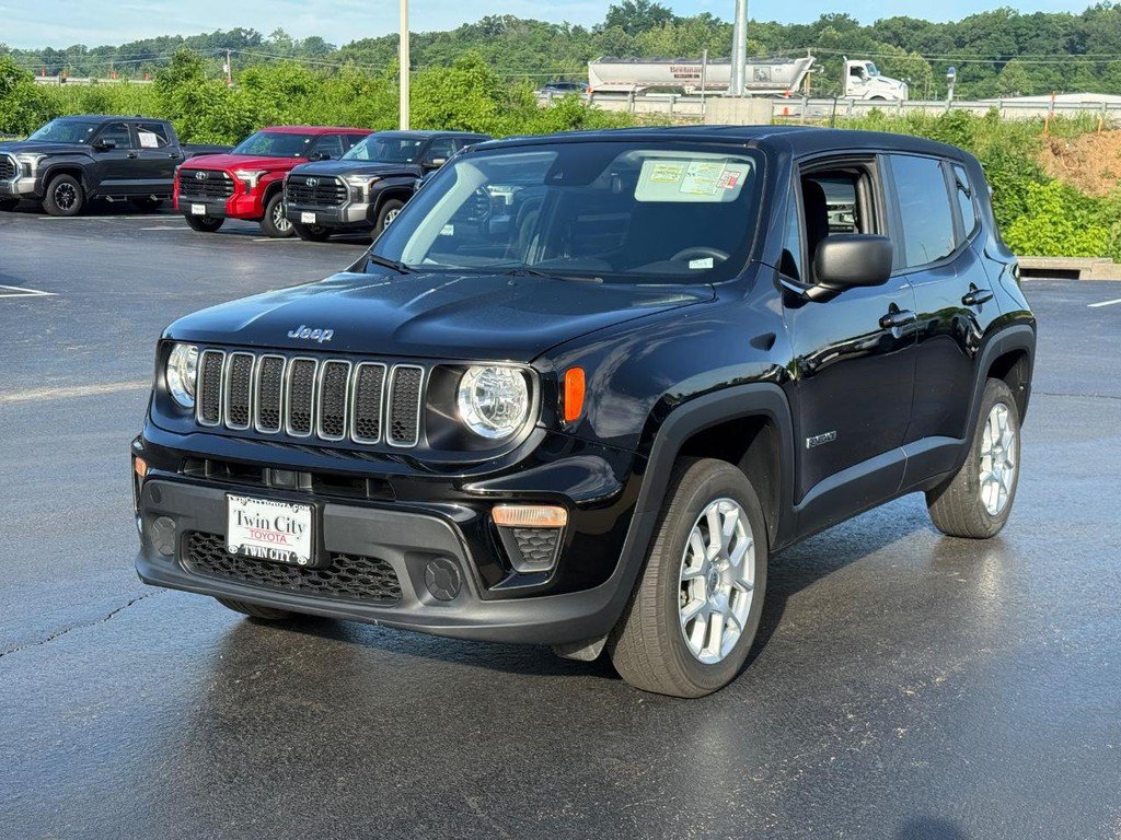 Used 2023 Jeep Renegade Latitude AWD/4WD image 8