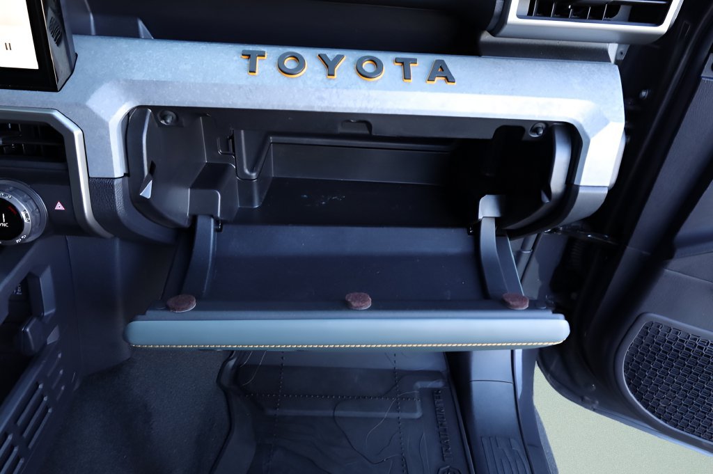 Used 2025 Toyota 4Runner Trailhunter AWD/4WD image 40