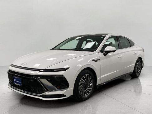 Certified 2025 Hyundai Sonata Limited FWD image 9