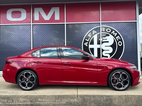 Used 2023 Alfa Romeo Giulia Veloce AWD/4WD image 4