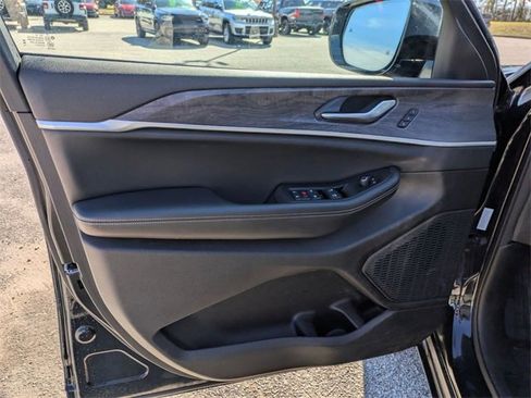 Used 2024 Jeep Grand Cherokee L Limited w/ Luxury Tech Group II image 14