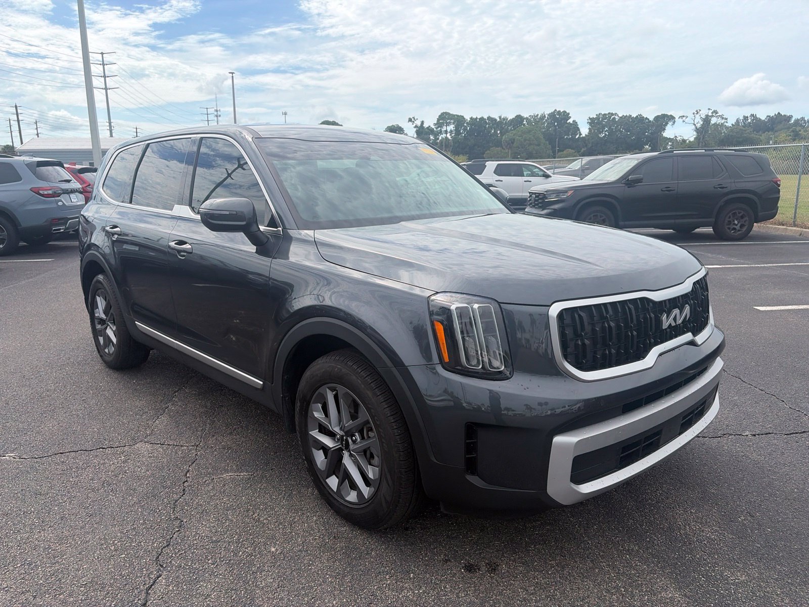 Used 2024 Kia Telluride LX FWD image 1