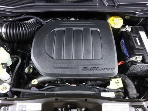 Used 2019 Dodge Grand Caravan SE w/ UConnect Hands-Free Group image 37