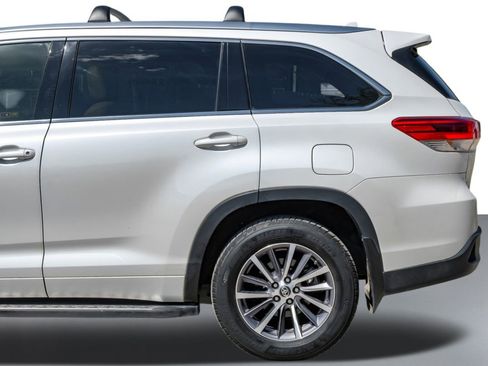 Used 2018 Toyota Highlander XLE image 11